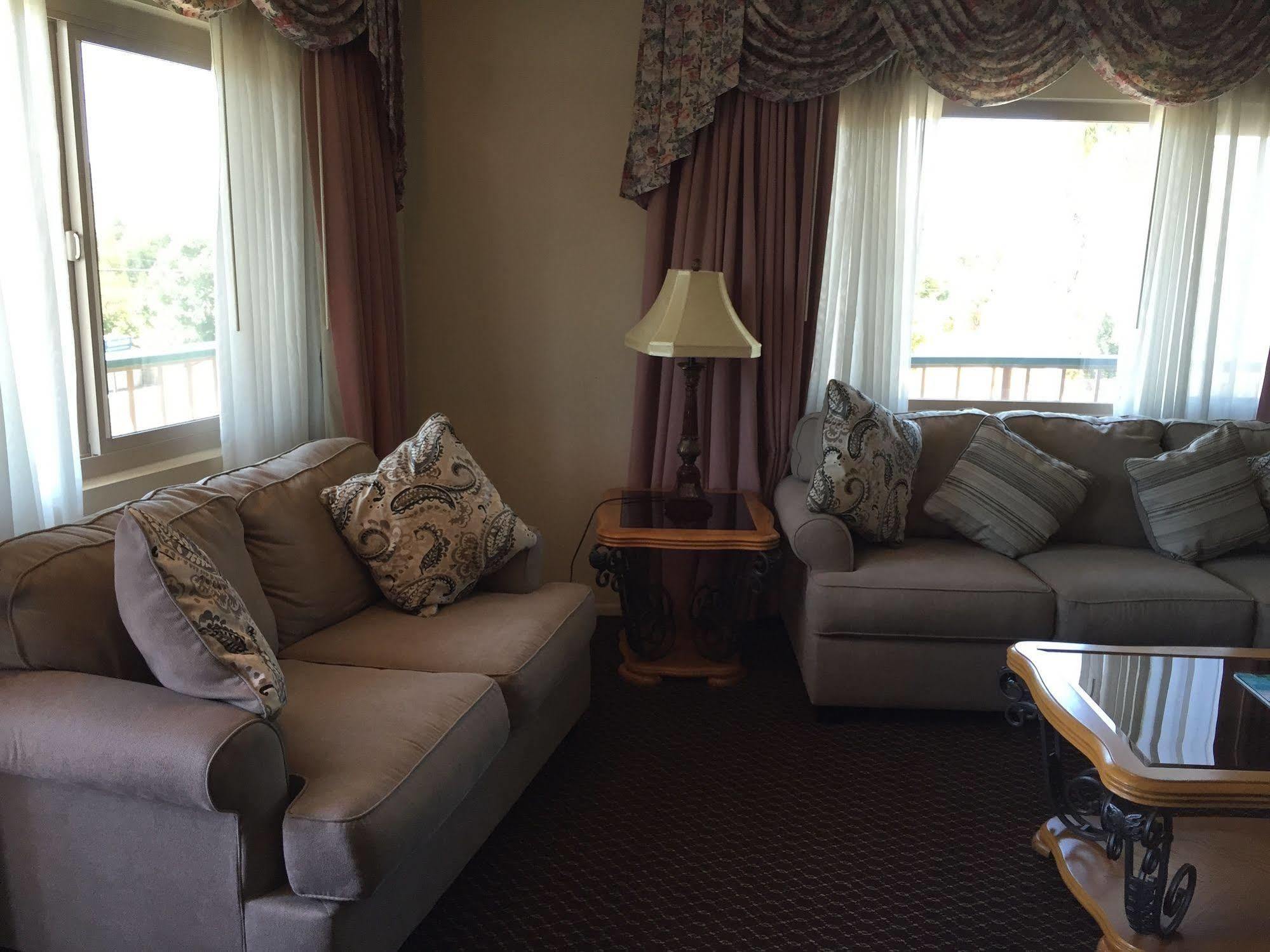 Oakridge Inn Oak View エクステリア 写真